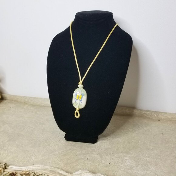 Vintage 1979 Avon "Tender Butterfly" Pendant Necklace - Picture 1 of 5